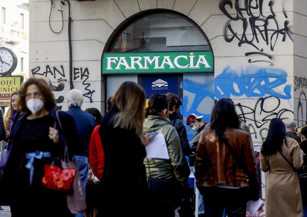 Farmacia in una foto d'archivio (ANSA)