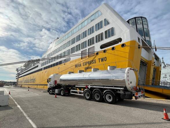 Primo pieno di biocarburante a una nave nel Mediterraneo