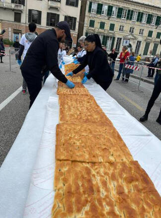 A Genova la focaccia pi� lunga mondo, 352 metri