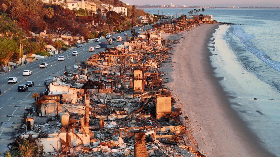 Il litorale di Malibù, in California, distrutto dagli incendi