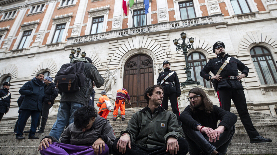 Cibo marcio contro scalinata Parlamento, blitz ambientalisti