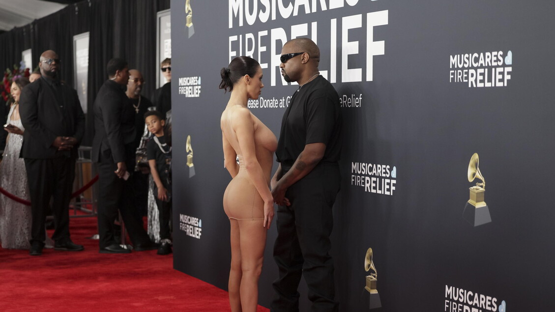 Red Carpet - 67th Annual Grammy Awards - il nude look di Bianca Censori e Kanye West