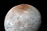 Caronte, la luna más grande de Plutón fotografiada por la sonda New Horizon de la NASA