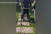 Un neurostimolatore aiuta a camminare persone paraplegiche