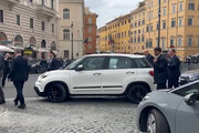 Il Papa fa tappa a Santa Maria Maggiore con i fiori per ringraziare la Madonna