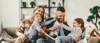 Una famiglia felice con genitori e due figli foto iStock.