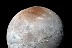 Caronte, la più grande luna di Pltone. fotografata dalla sonda New Horizon della Nasa (fonte: NASA da Flickr CC BY-NC 2.0)