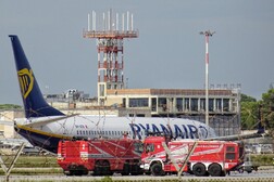 Aereo Ryanair in partenza da Brindisi fermo sulla pista a causa di un principio d'incendio