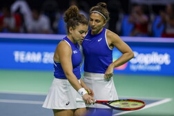 Jasmine Paolini (L) and Sara Errani