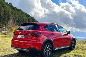 Fiat Tipo Cross Hybrid Red (ANSA)