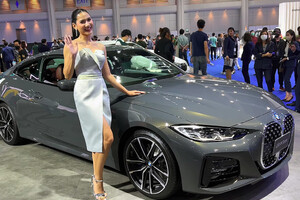 A spasso tra gli stand del Bangkok Motor Show (ANSA)