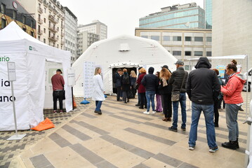 Persone in fila per la vaccinazione (foto d'archivio)