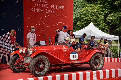 I vincitori Andrea Vesco e il navigatore Fabio Salvinelli - L'arrivo della 1000 Miglia in viale Venezia a Brescia -