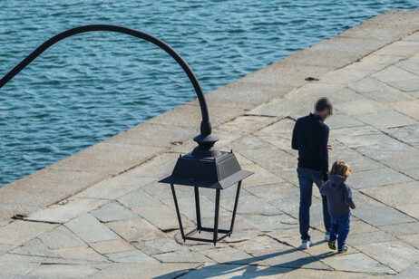 Una padre a passeggio con il proprio figlio