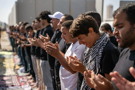 Egyptian NGO volunteers protest at Rafah crossing demanding aid delivery