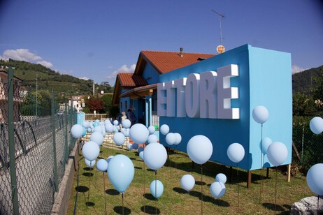 Nasce un figlio maschio, papà dipinge tutta la casa di azzurro