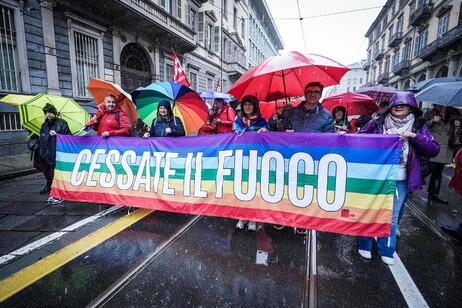 Corteo per la pace sfila a Torino