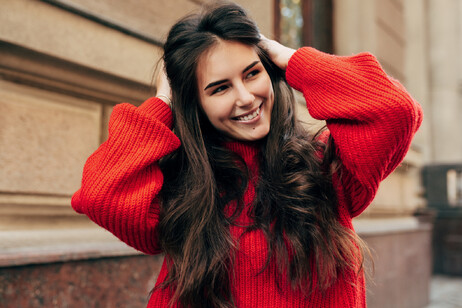 Una giovane donna con capelli lunghi foto iStock.