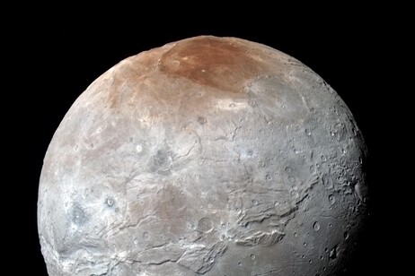 Caronte, la più grande luna di Pltone. fotografata dalla sonda New Horizon della Nasa (fonte: NASA da Flickr CC BY-NC 2.0)