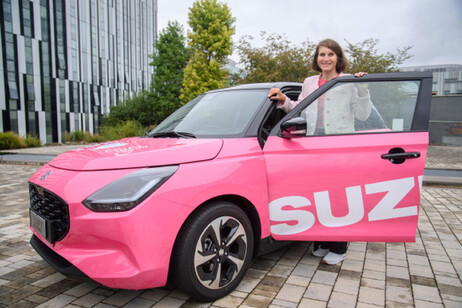 Suzuki rende omaggio al ciclismo in rosa