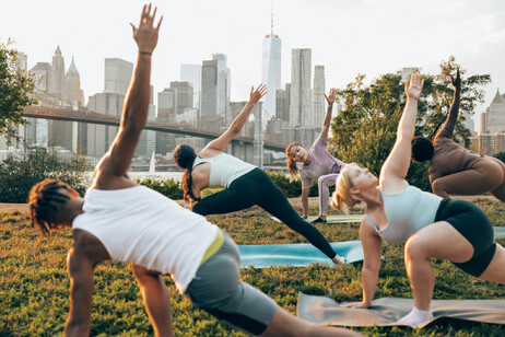 Yoga outdoor class in New York foto iStock.