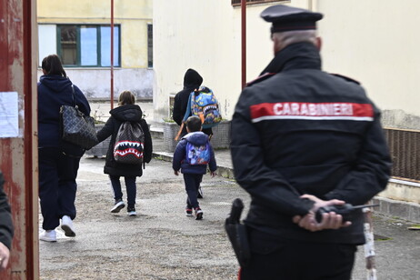 Insegnante aggredita, riapertura blindata per la scuola