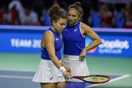 Jasmine Paolini (L) and Sara Errani