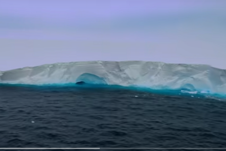 Una parte dell'iceberg A-23a visto dalla nave oceanografica di British Antarctic Survey (fonte: BSA)