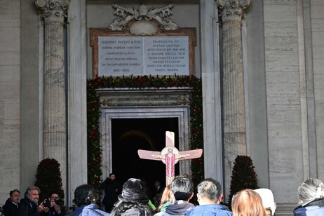 Giubileo, gruppi di pellegrini attraversano la Porta Santa a San Pietro