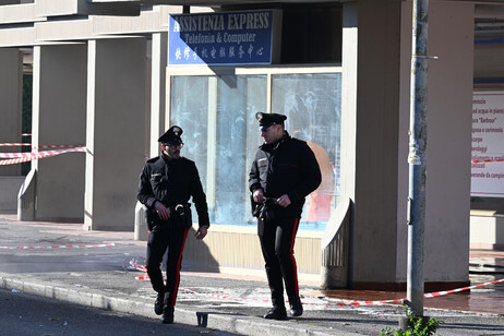 Il sopralluogo dei carabinieri a seguito dell'omicidio di un 17enne