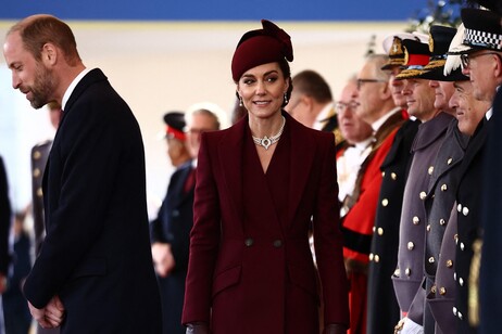 Kate principessa del Galles ama il burgundy. Eccola in un total block burgundy a Londra il 3/12/2024