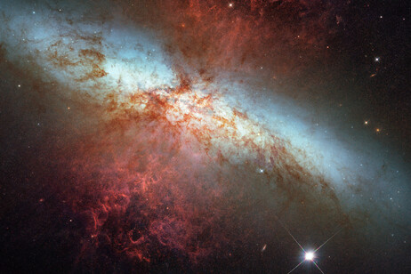 La supernova SN 2014J nella galassia M82 distante 11,3 milioni di anni luce, fotografata dal telescopio spaziale Hubble (fonte: NASA, ESA, A. Goobar/Stockholm University, Hubble Heritage Team/STScI/AURA da Flickr CC BY 2.0)