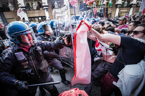 Scontri a Torino tra forze dell'ordine e attivisti di Askatasuna