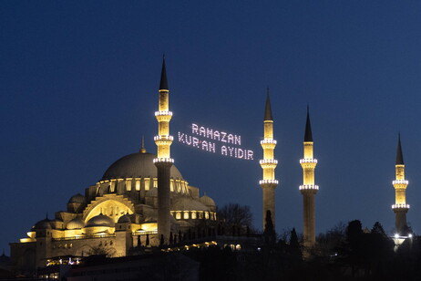 Mahya, Istanbul's writing in the sky for the Muslim's holy month of Ramadan