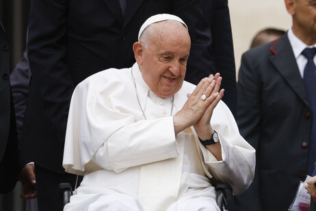 Il Papa, siamo chiamati ad accogliere chi bussa alle porte