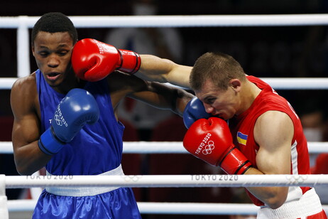 Pugilato Oleksandr Khyzhniak of Ukraine (R) in action against Euri Cedeno Martinez of Dominican Rep