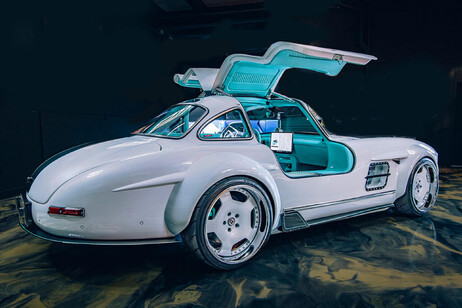 EV300, una Mercedes 300 SL Gullwing con il 'cuore' Tesla