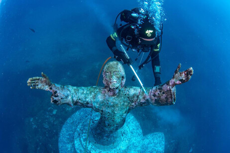 Cristo degli Abissi compie 70 anni, sommozzatori lo ripuliscono