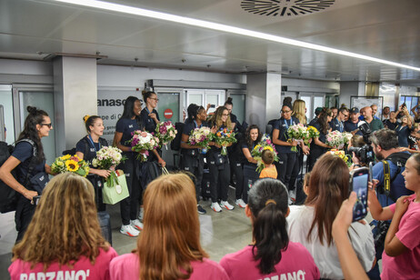 Parigi: in Italia le ragazze del volley, entusiasmo a Linate