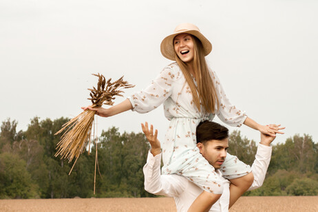 Una coppia in un campo di grano foto iStock.