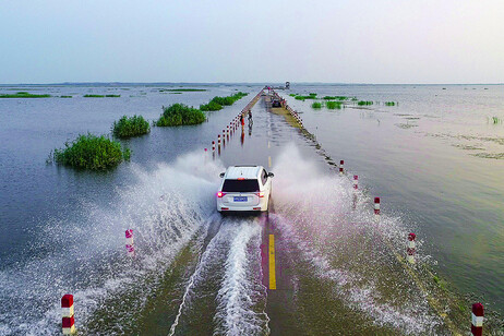 Sulla Yongwu Highway le ruote sono 15 cm sott'acqua