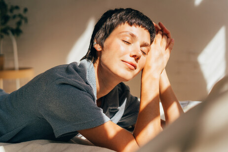 Le luci illuminano il viso abbronzato di una donna foto iStock.