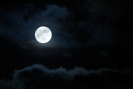 Il sorgere della Luna (fonte: Vinoth Chandar via Flickr, CC BY 2.0)