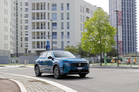 Nuovo Peugeot 3008 punta anche sull'ibrido facile