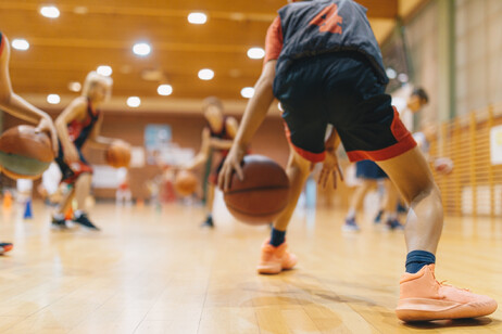 Una partita di basket, tra gli sport giovanili più amati. foto iStock.