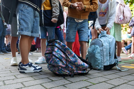 TORNANO I GIUDIZI ALLE ELEMENTARI, BOCCIATI CON 5 IN CONDOTTA