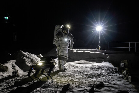 Un astronauta nella struttura Luna, che simula l'ambiente lunare (fonte: DLR/ESA)