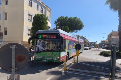 Autobus frena di colpo, passeggero sbatte la testa e muore