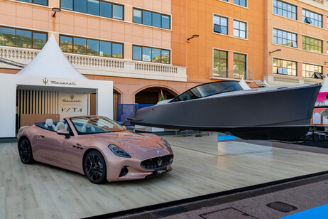 Maserati al Monaco Yacht Show con motoscafo e cabrio EV