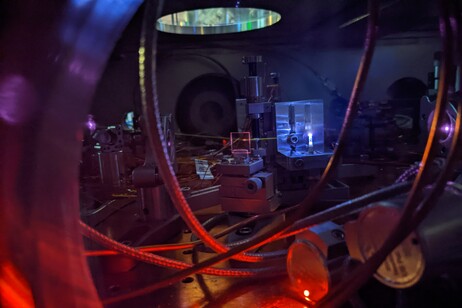 Il laser progettato per il primo orologio nucleare (fonte: Chuankun Zhang/JILA)